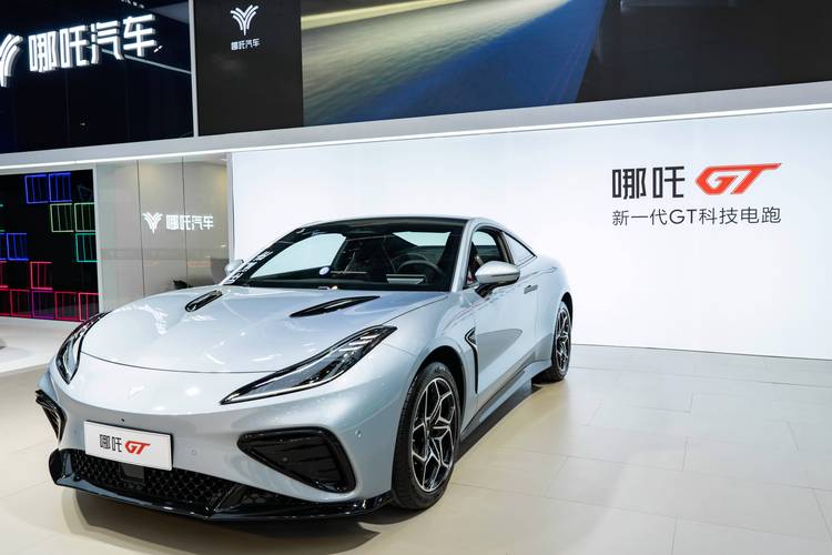 重庆282哪吒汽车在智能汽车领域的表现，领途汽车在新能源汽车市场中的影响力